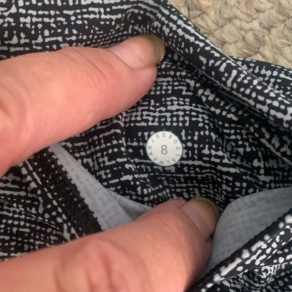 Lululemon black n white patterned Capri workout pant amazing sz 8 - Picture 5 of 5